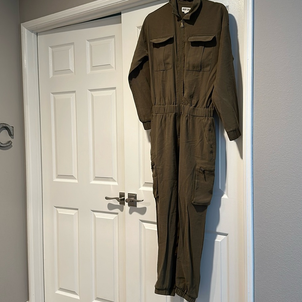 Malibu bum size medium one piece jumpsuit that looks like a flight suit.